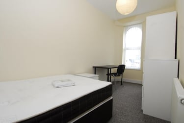 2 bed flat, 20 Woodland Terrace,, Greenbank, Plymouth, PL48NL - Image 2